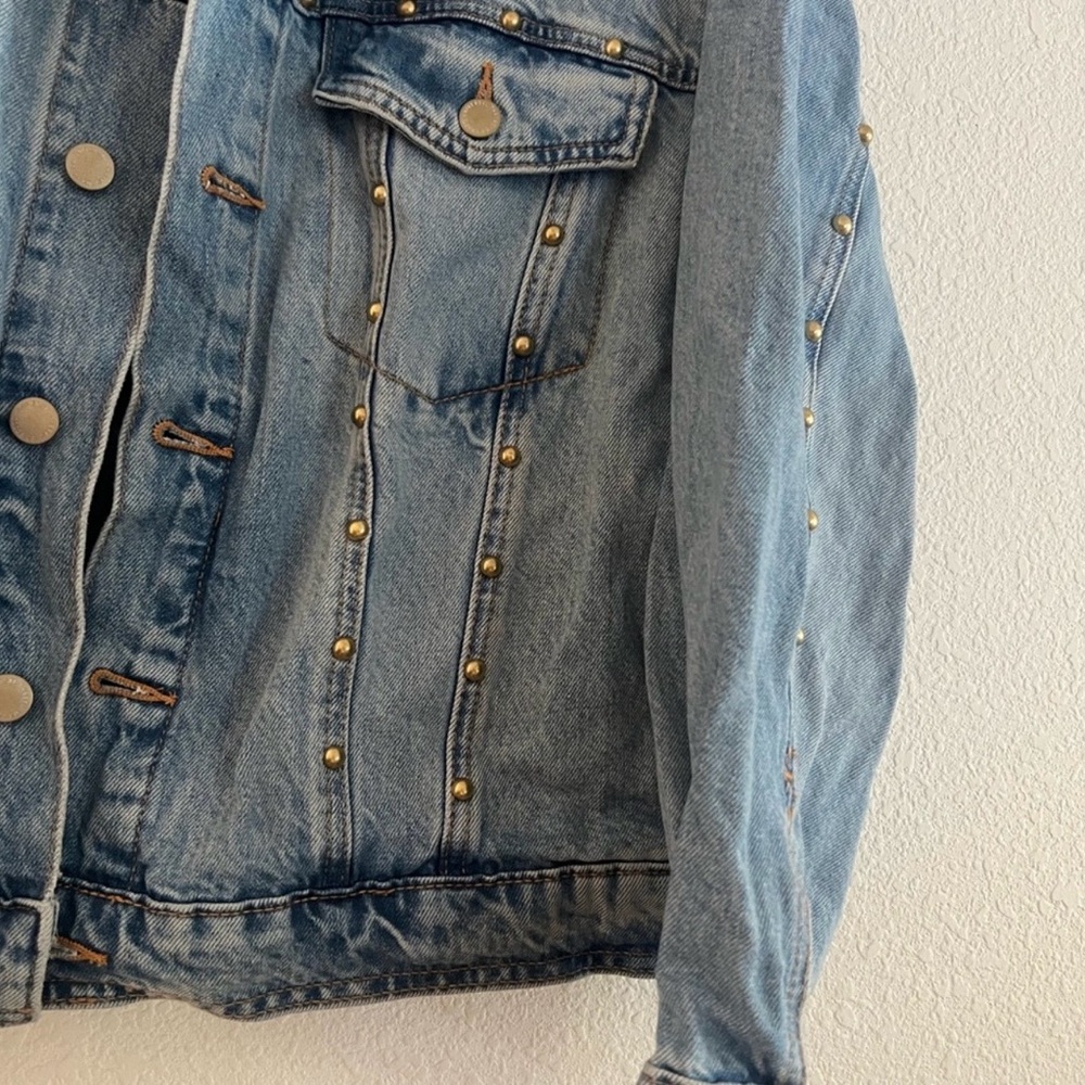 Universal Thread Women's
Studded Denim Trucker Jacket
Blue Size XXL - Picture 4 of 5